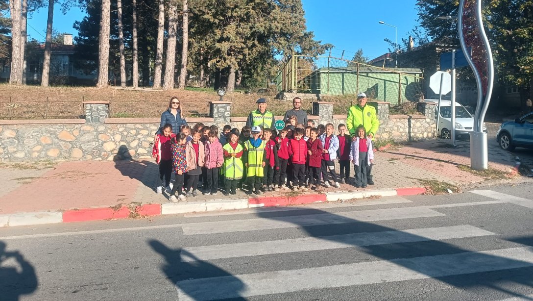 Demirköy Atatürk İlkokulu öğrencilerine trafik eğitimi verildi.